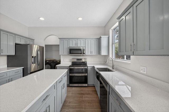 8405 CANTERBURY LAKE BOULEVARD, Tampa, FL 33619
