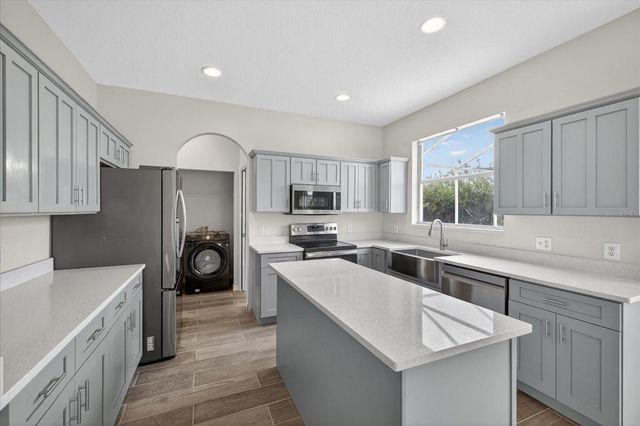 8405 CANTERBURY LAKE BOULEVARD, Tampa, FL 33619