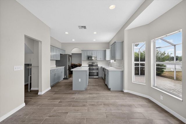 8405 CANTERBURY LAKE BOULEVARD, Tampa, FL 33619