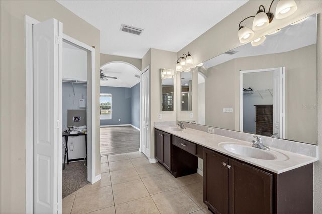 8405 CANTERBURY LAKE BOULEVARD, Tampa, FL 33619