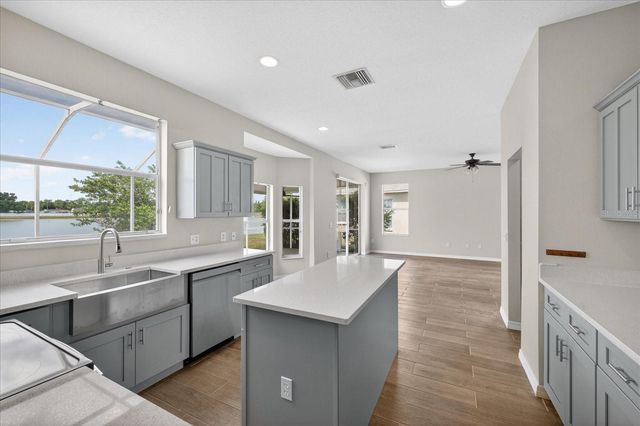 8405 CANTERBURY LAKE BOULEVARD, Tampa, FL 33619