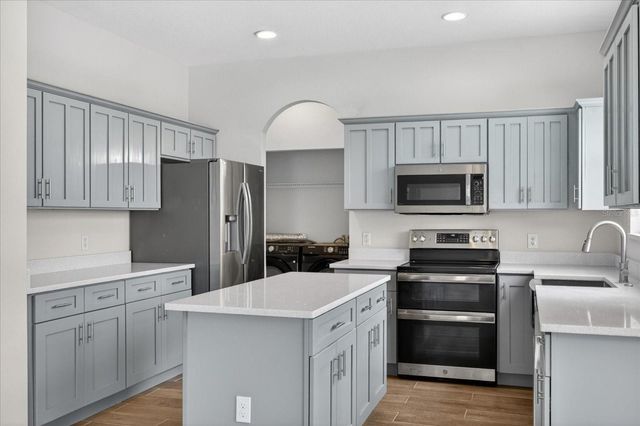 8405 CANTERBURY LAKE BOULEVARD, Tampa, FL 33619