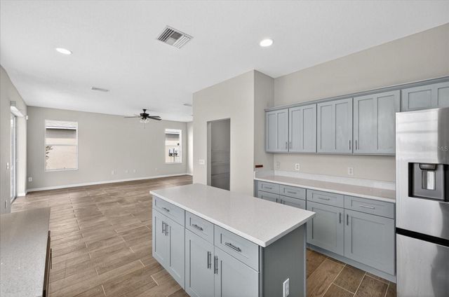 8405 CANTERBURY LAKE BOULEVARD, Tampa, FL 33619