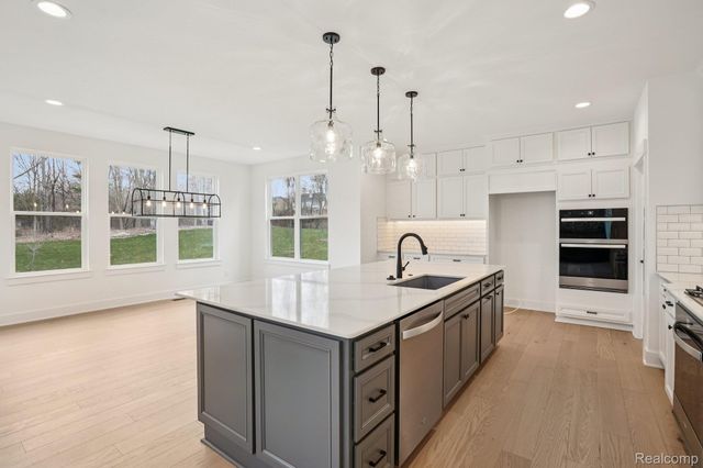 22615 Novi Road, Novi, MI 48375