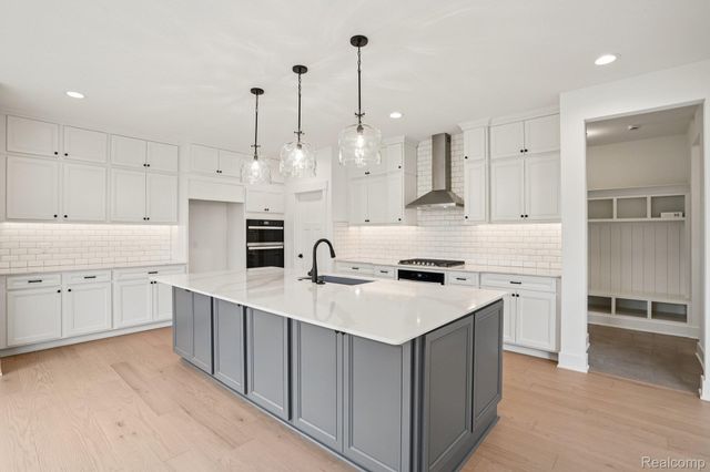 22615 Novi Road, Novi, MI 48375