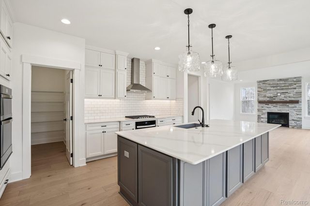 22615 Novi Road, Novi, MI 48375