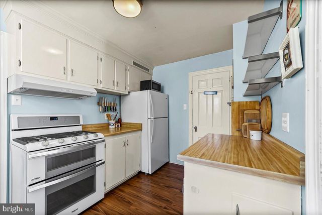 9 W ESSEX AVE, Lansdowne, PA 19050
