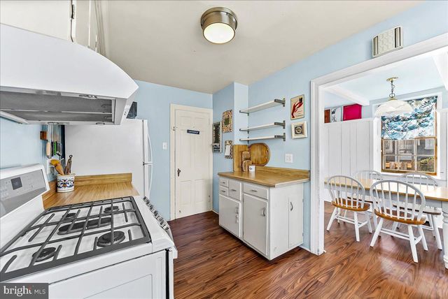 9 W ESSEX AVE, Lansdowne, PA 19050
