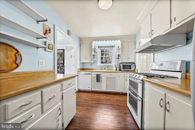 9 W ESSEX AVE, Lansdowne, PA 19050