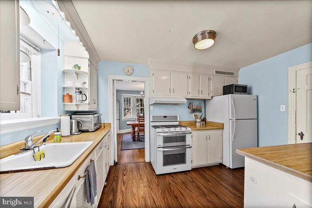 9 W ESSEX AVE, Lansdowne, PA 19050