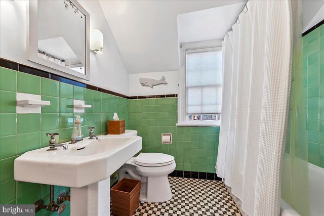 9 W ESSEX AVE, Lansdowne, PA 19050