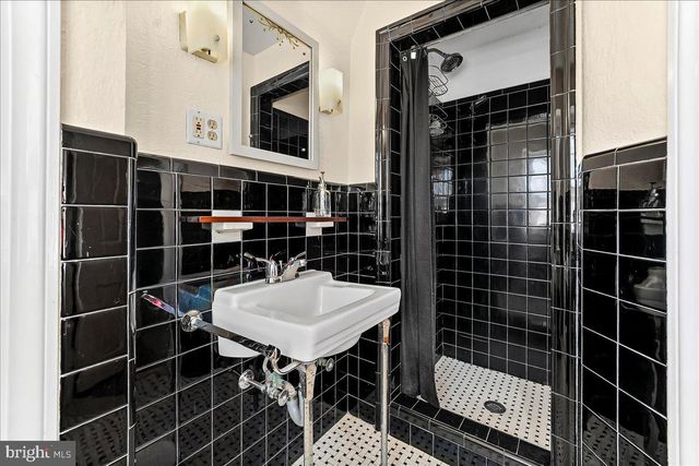 9 W ESSEX AVE, Lansdowne, PA 19050