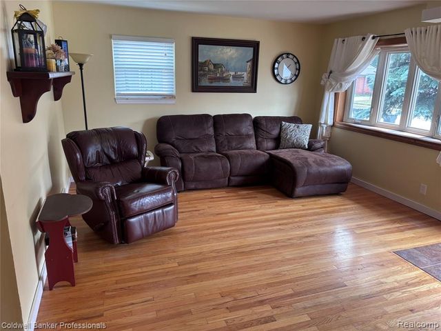 22829 Arcadia Street, Saint Clair Shores, MI 48082