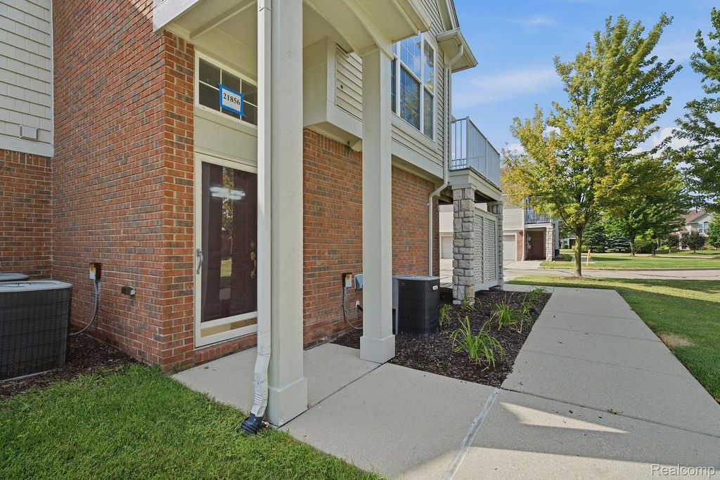 21856 Hartford Way, Macomb Township, MI 48042