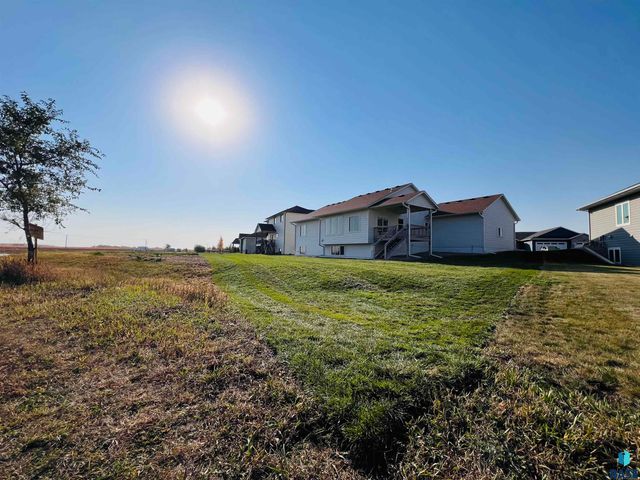 910 Johnson Creek Ct Court, Harrisburg, SD 57032