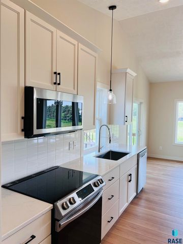 910 Johnson Creek Ct Court, Harrisburg, SD 57032