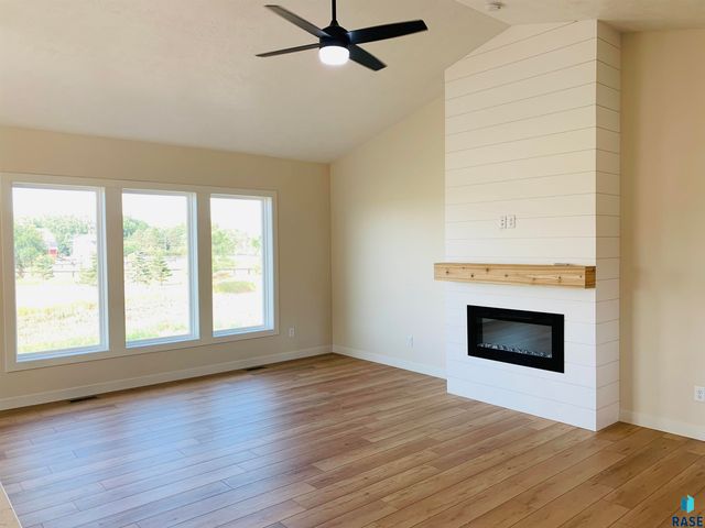 910 Johnson Creek Ct Court, Harrisburg, SD 57032