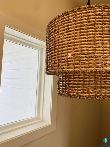 910 Johnson Creek Ct Court, Harrisburg, SD 57032