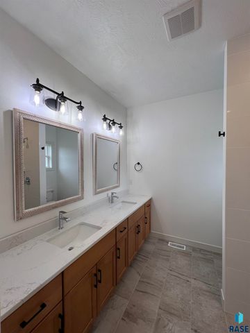 910 Johnson Creek Ct Court, Harrisburg, SD 57032