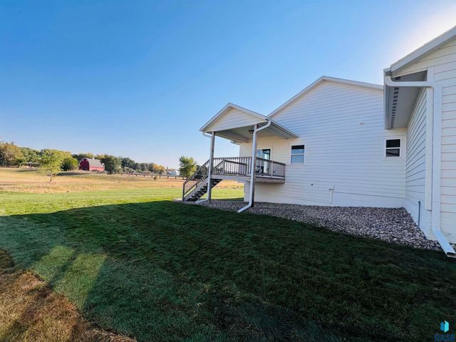910 Johnson Creek Ct Court, Harrisburg, SD 57032