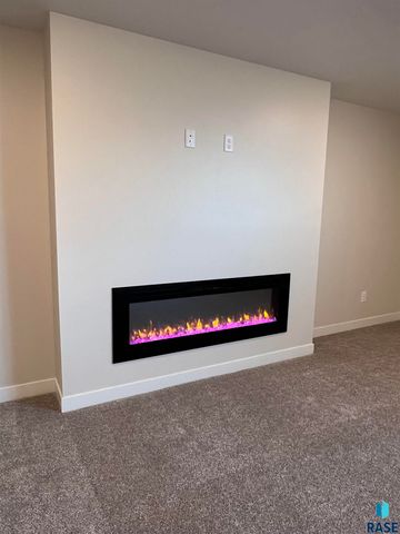 910 Johnson Creek Ct Court, Harrisburg, SD 57032