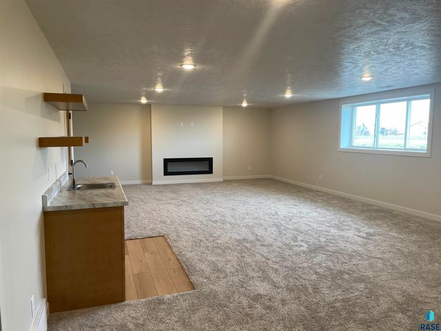 910 Johnson Creek Ct Court, Harrisburg, SD 57032