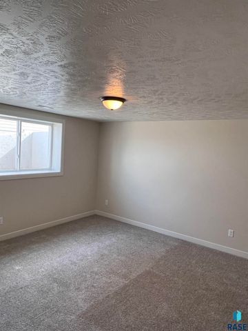 910 Johnson Creek Ct Court, Harrisburg, SD 57032