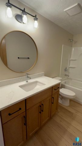 910 Johnson Creek Ct Court, Harrisburg, SD 57032