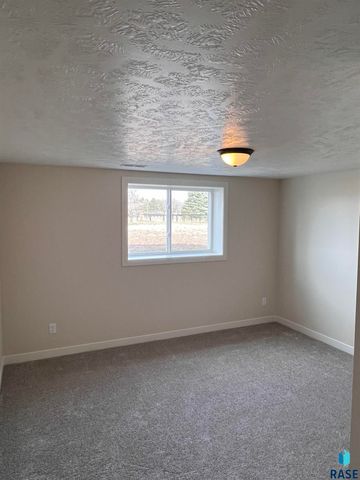 910 Johnson Creek Ct Court, Harrisburg, SD 57032