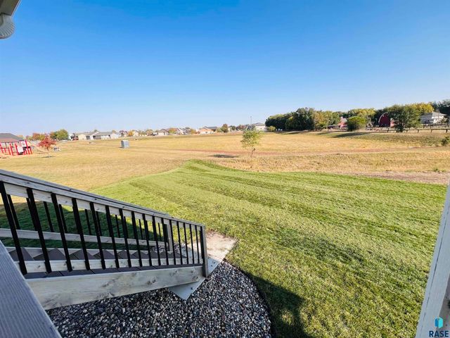 910 Johnson Creek Ct Court, Harrisburg, SD 57032