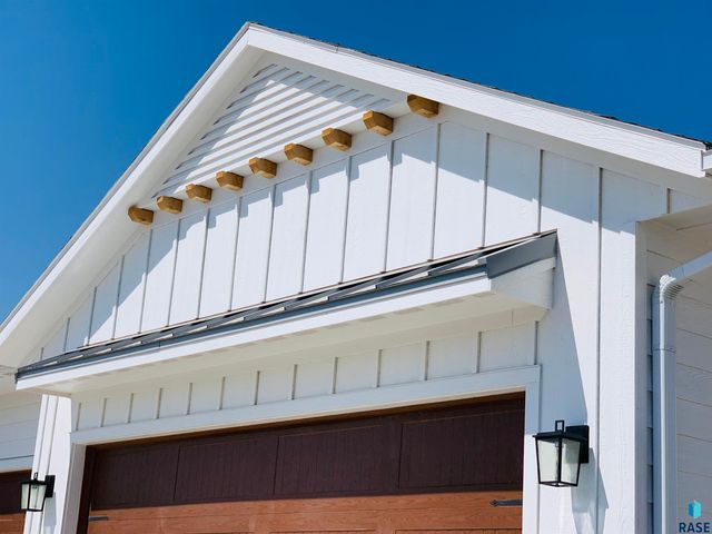 910 Johnson Creek Ct Court, Harrisburg, SD 57032