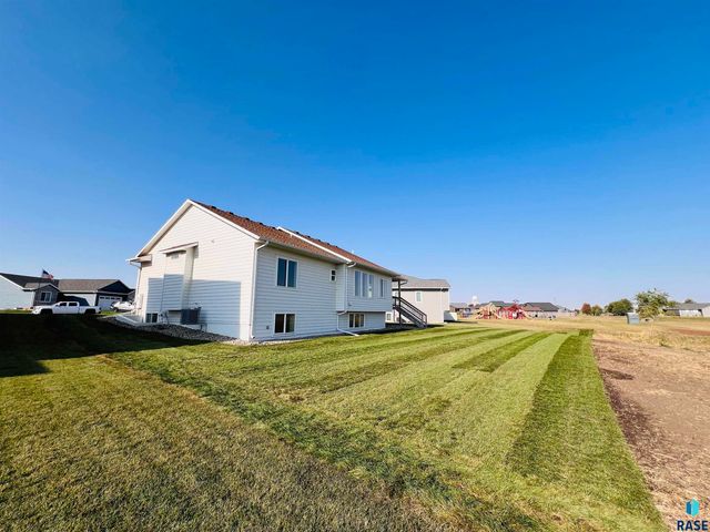 910 Johnson Creek Ct Court, Harrisburg, SD 57032