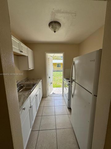 151 NW 164th St, Miami, FL 33169