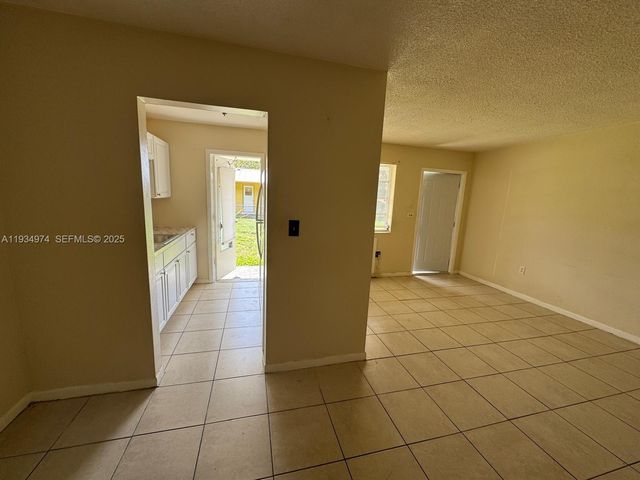 151 NW 164th St, Miami, FL 33169