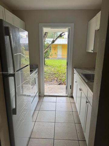 151 NW 164th St, Miami, FL 33169