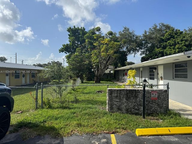 151 NW 164th St, Miami, FL 33169