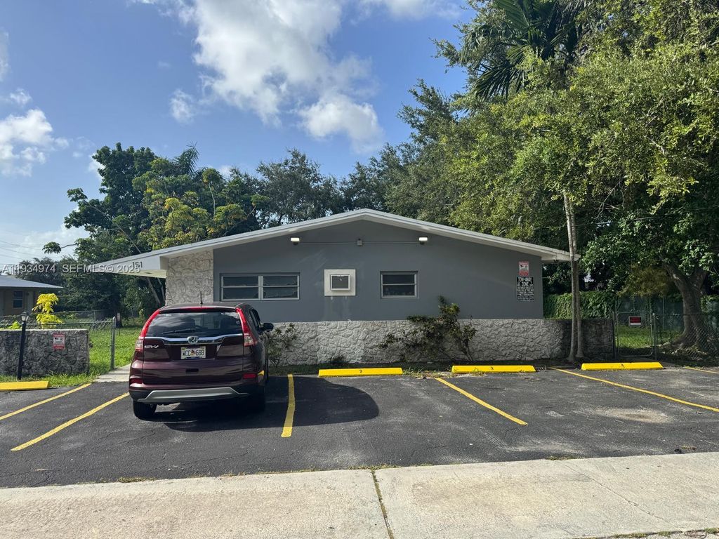 151 NW 164th St, Miami, FL 33169