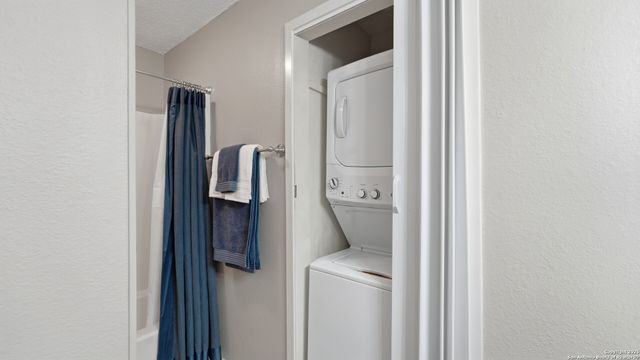 1226 Cougar Dr Apt 15, Canyon Lake, TX 78133