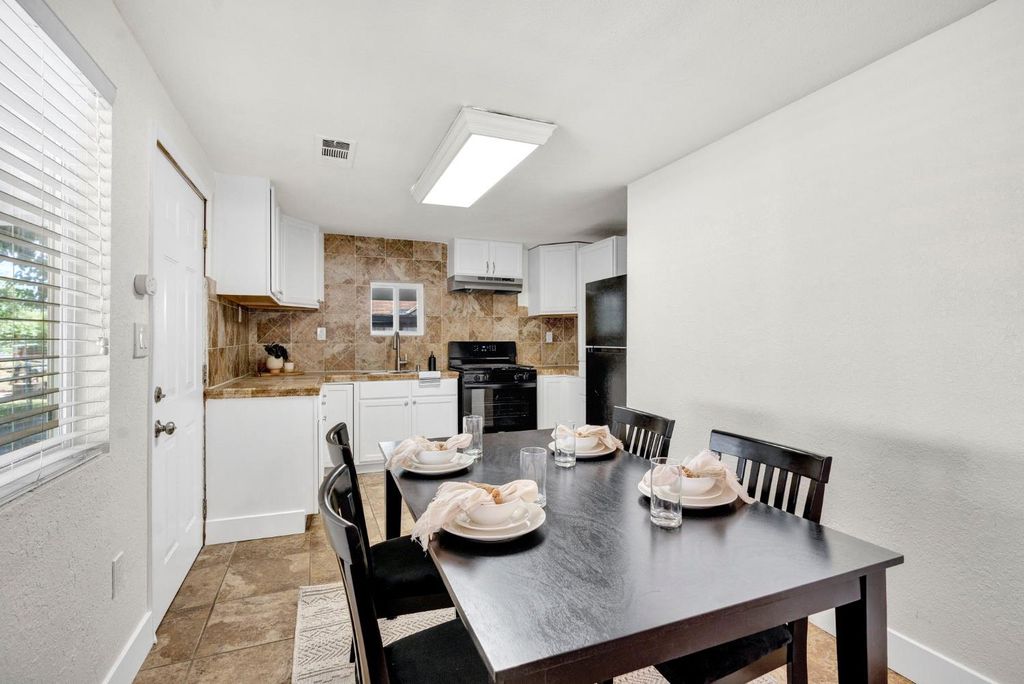 Image 10 of property listing at 13583 E Parlier Avenue, Parlier, CA 93648