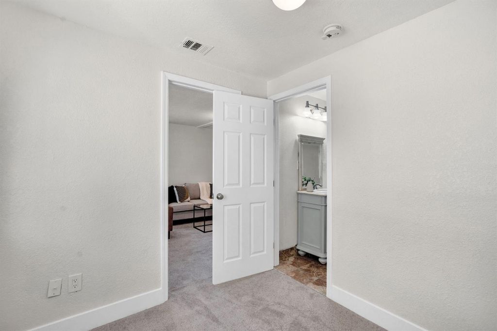 Image 16 of property listing at 13583 E Parlier Avenue, Parlier, CA 93648