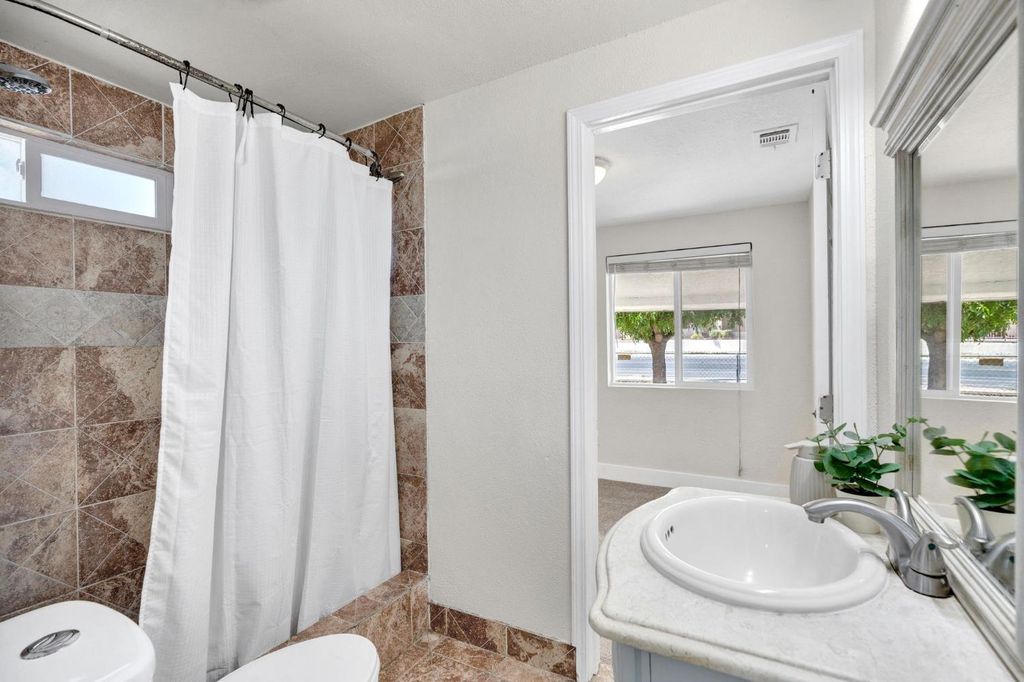 Image 18 of property listing at 13583 E Parlier Avenue, Parlier, CA 93648