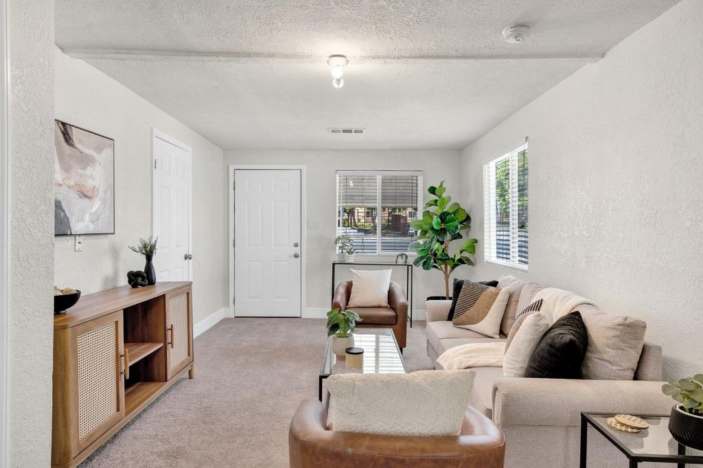 Image 8 of property listing at 13583 E Parlier Avenue, Parlier, CA 93648