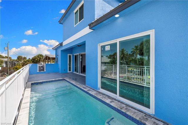 137 Hibiscus DR, Fort Myers Beach, FL 33931