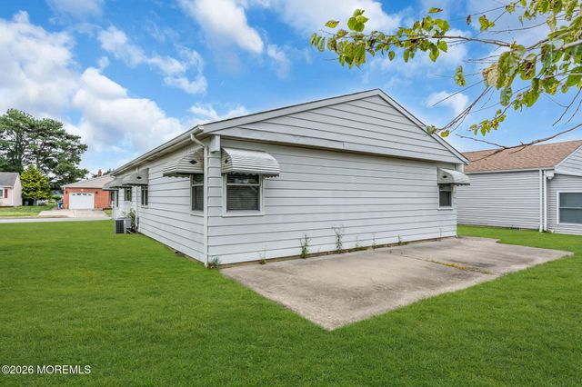 39 Innsbruck Drive, Toms River, NJ 08757