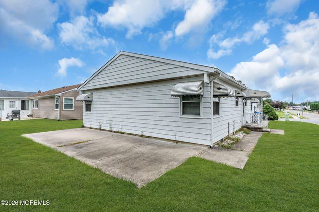39 Innsbruck Drive, Toms River, NJ 08757