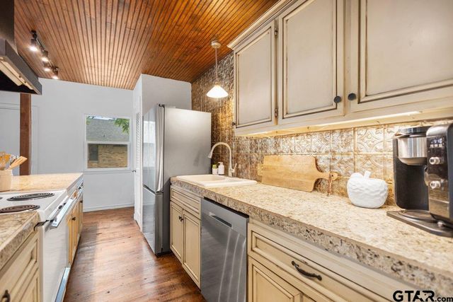 608 Hideaway Ln E, Hideaway, TX 75771