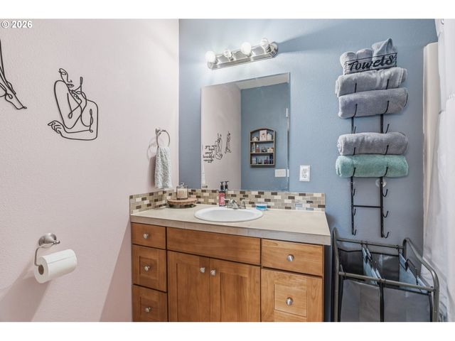 705 COWLITZ Way, Kelso, WA 98626