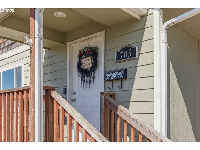 705 COWLITZ Way, Kelso, WA 98626