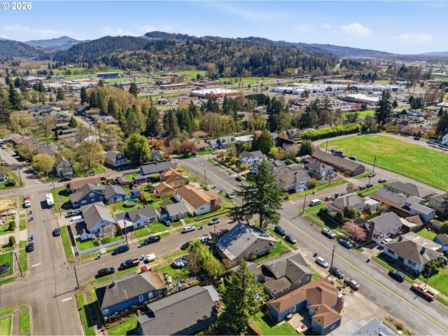 705 COWLITZ Way, Kelso, WA 98626