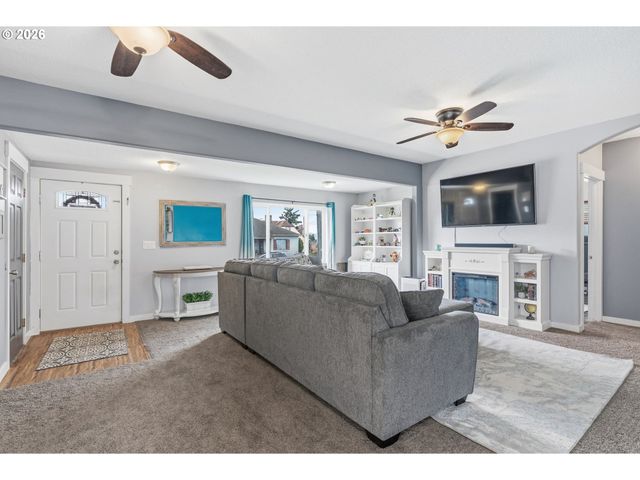 705 COWLITZ Way, Kelso, WA 98626